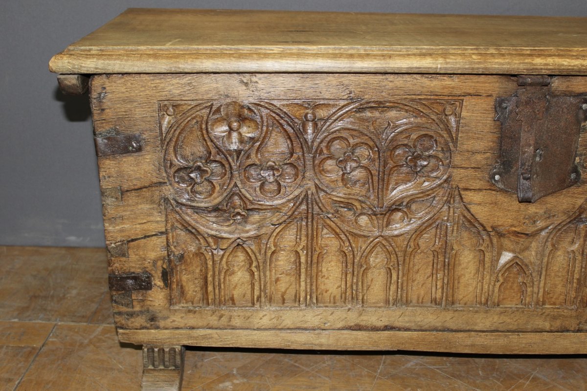 17th-century Gothic Oak Chest-photo-1