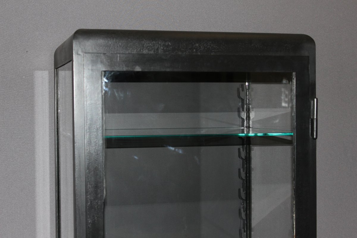 Vitrine en fer laqué noir vers 1950-photo-4