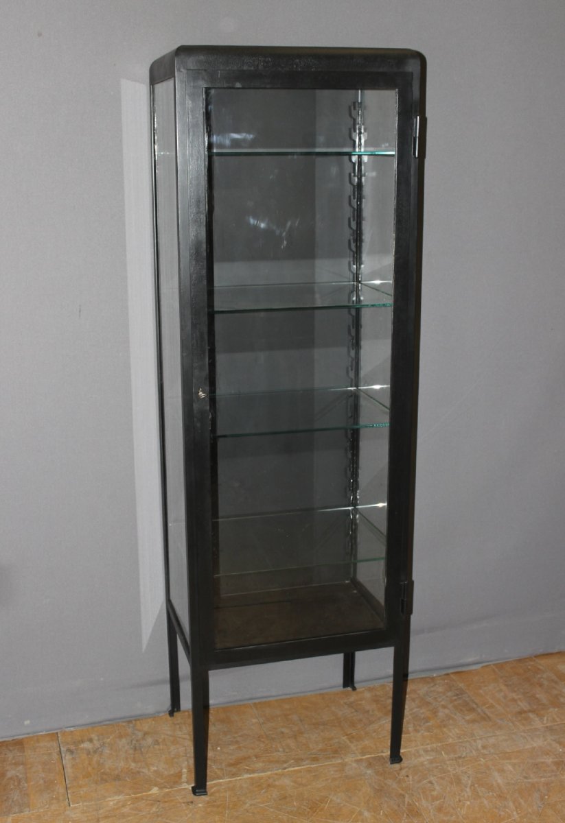 Vitrine en fer laqué noir vers 1950