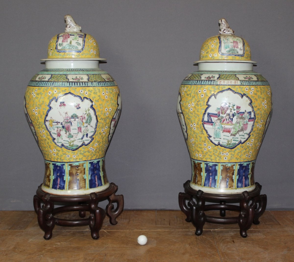 Paire de Vases Chinois d'Apparat sur socle en Bois XX-photo-2