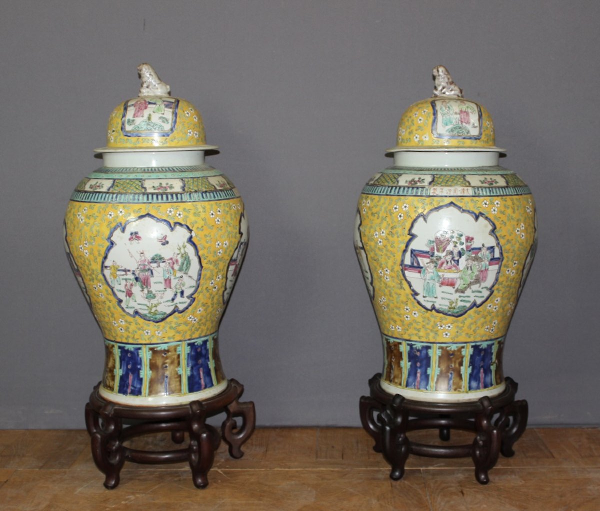 Paire de Vases Chinois d'Apparat sur socle en Bois XX