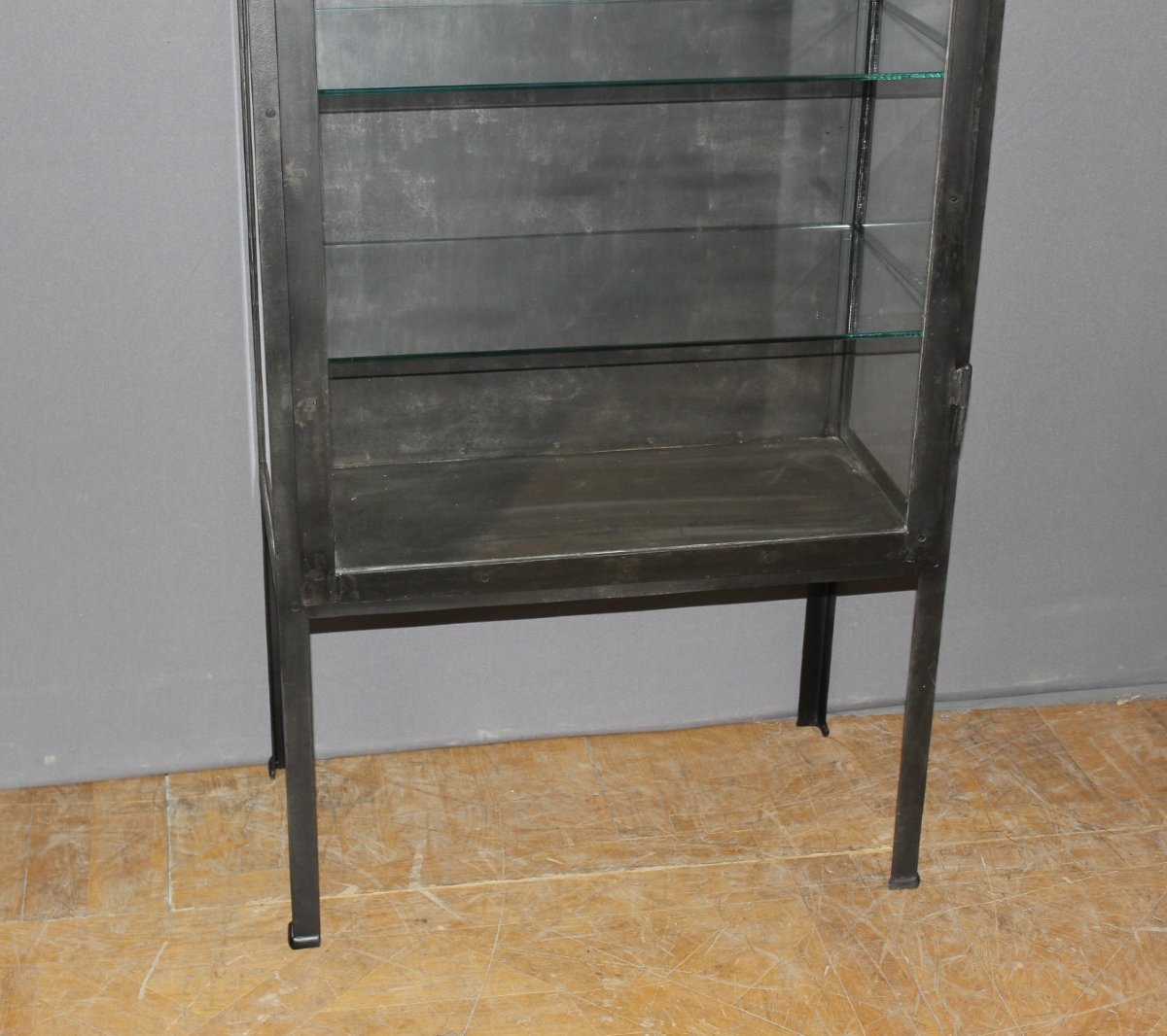 Vitrine en fer laqué noir vers 1920-photo-3