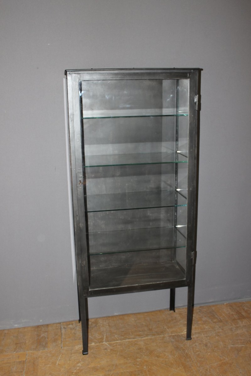 Vitrine en fer laqué noir vers 1920
