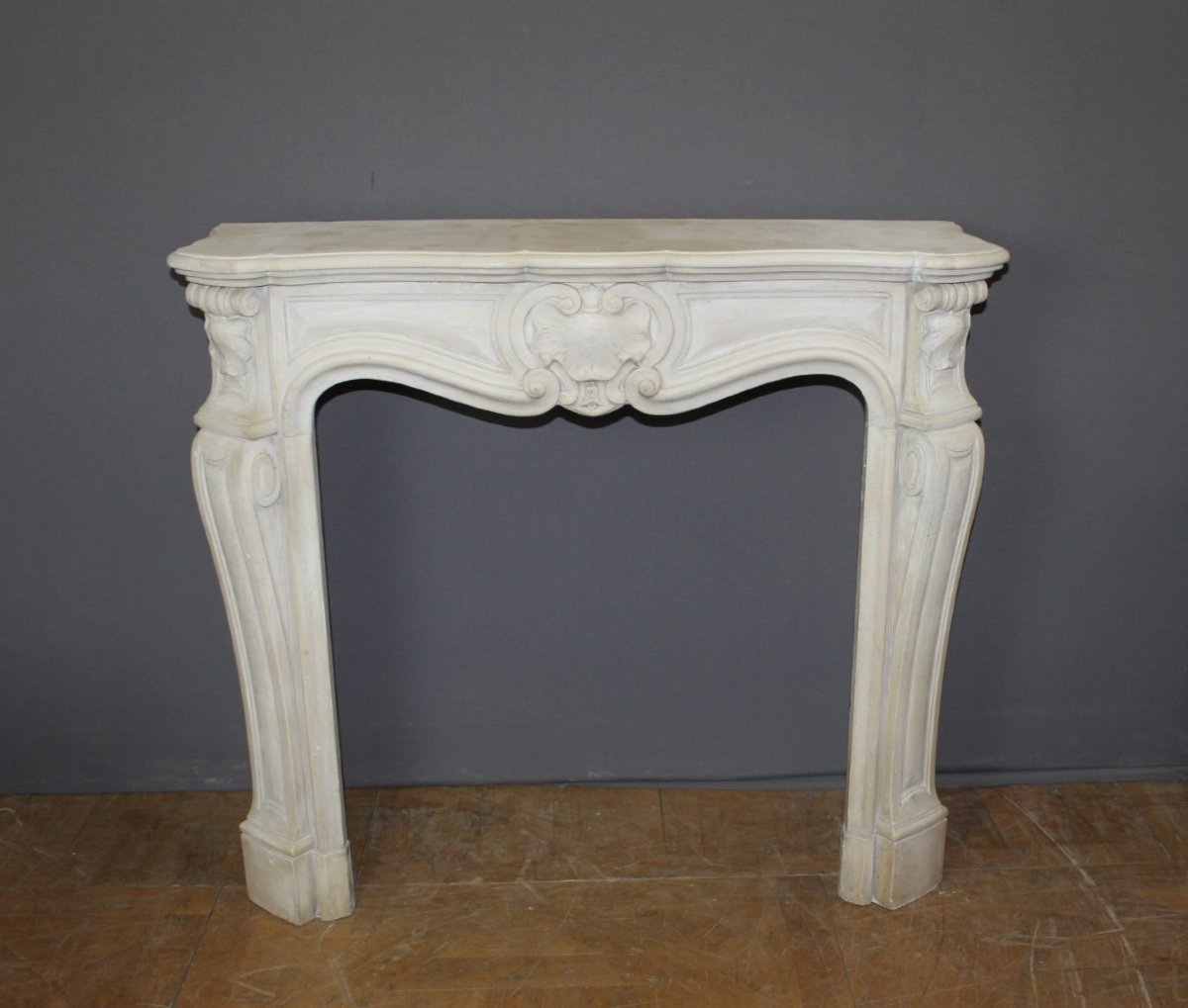 Cheminée Louis XV en pierre sculptée XX