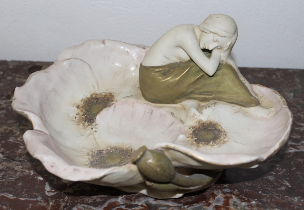 Coupe Royal Dux Représentant Une Femme 1900