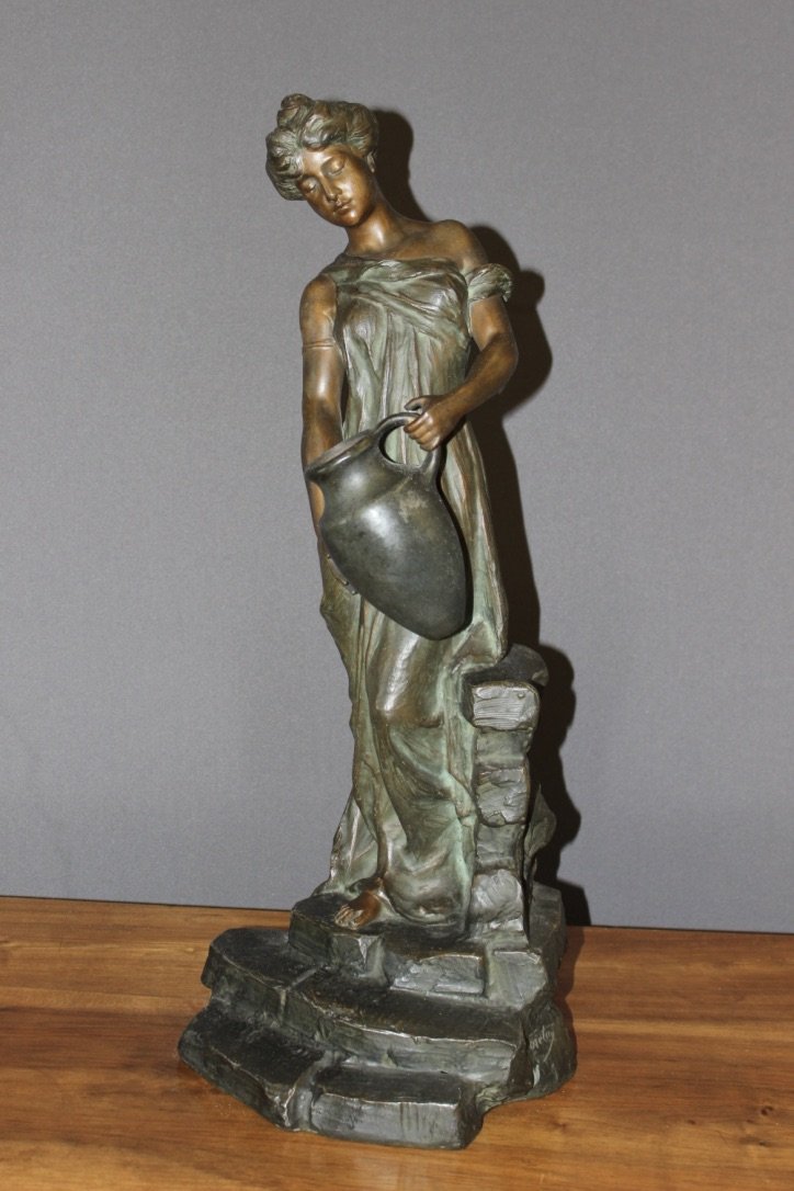 Sculpture Représentant La Femme à La Cruche Par Foretay