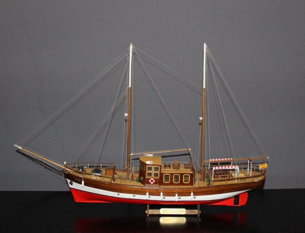 Maquette En Bois De Bateau De Croisière à Voile Vers 1970