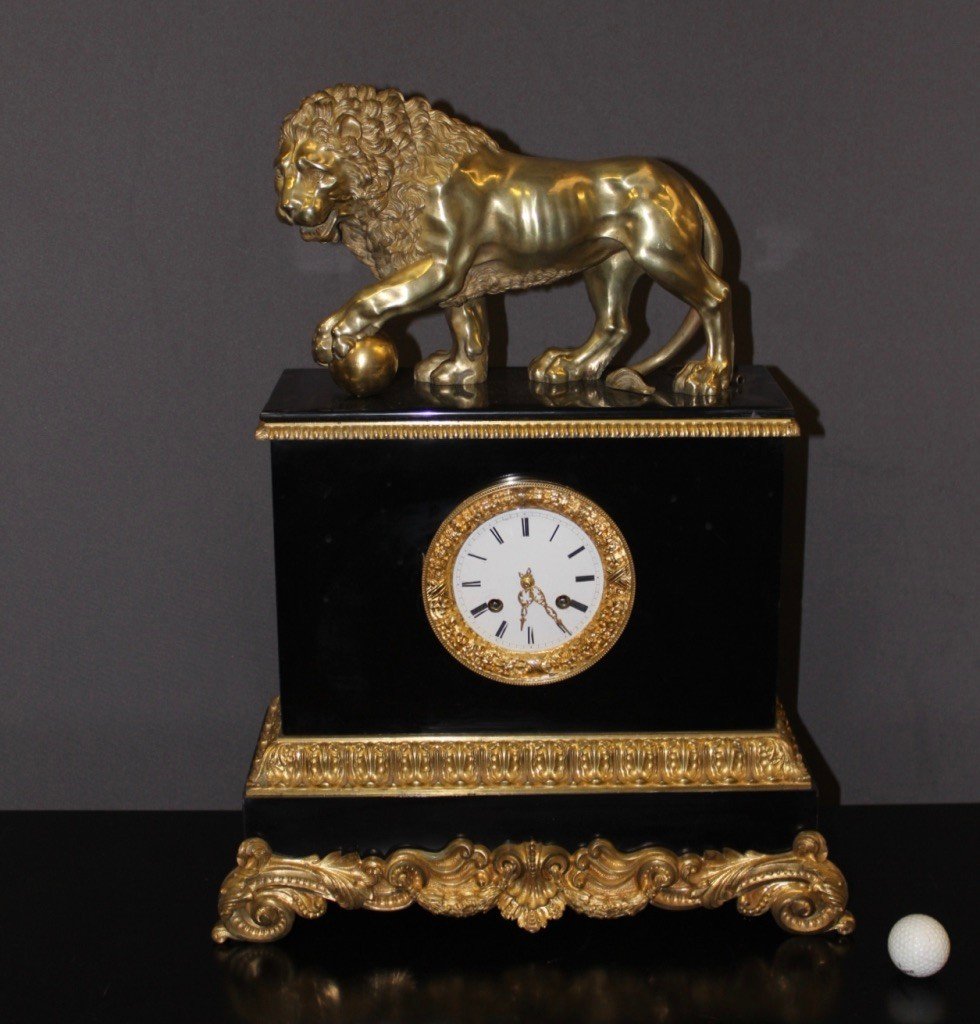 Pendule d'époque Restauration Au Lion De Venise En Marbre Et Bronze Doré 