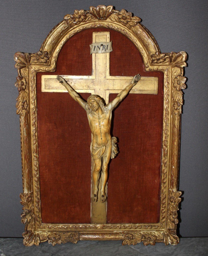 Christ En Ivoire XVIII Dans Son Encadrement En Bois Doré 