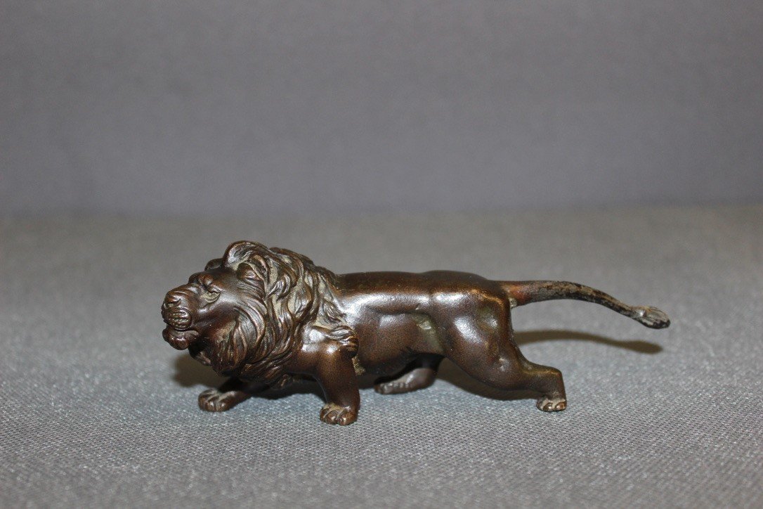 Okimono En Bronze Représentant Un Lion Vers 1900 Signé
