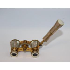 Pair Of Theater Binoculars In Golden Brass And Mother Of Pearl End XIX