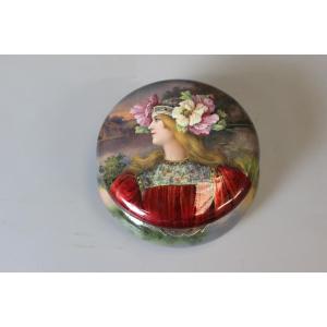 Boite émaillée Art nouveau , femme aux fleurs vers 1900