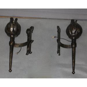 Paire d'appliques Médiéval en fer forgé signé Reboulet XXe