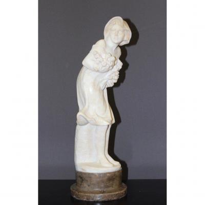 Sculpture En Albâtre Représentant Une Jeune Femme Aux Roses Vers 1900