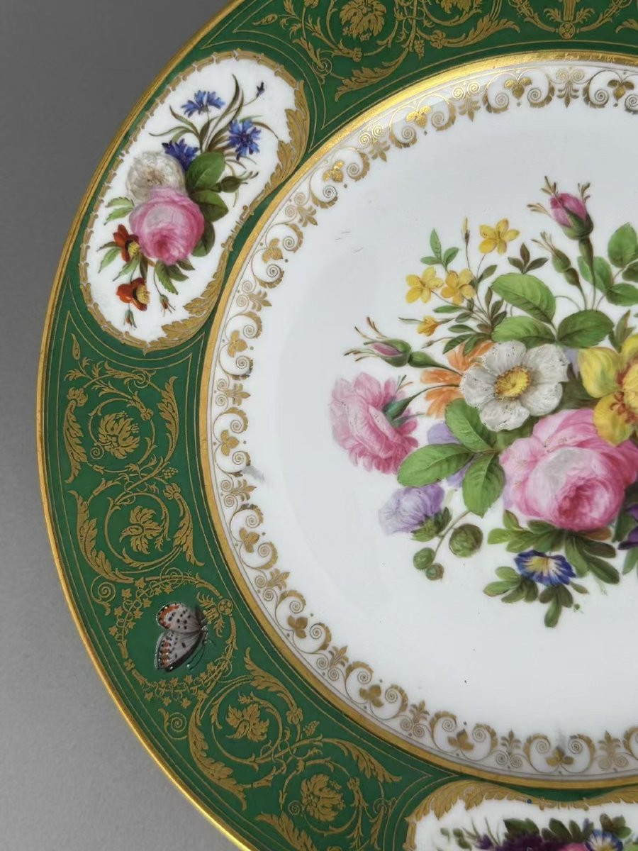 Assiette en porcelaine de Sèvres à fond vert et décor floral aux papillons-photo-4