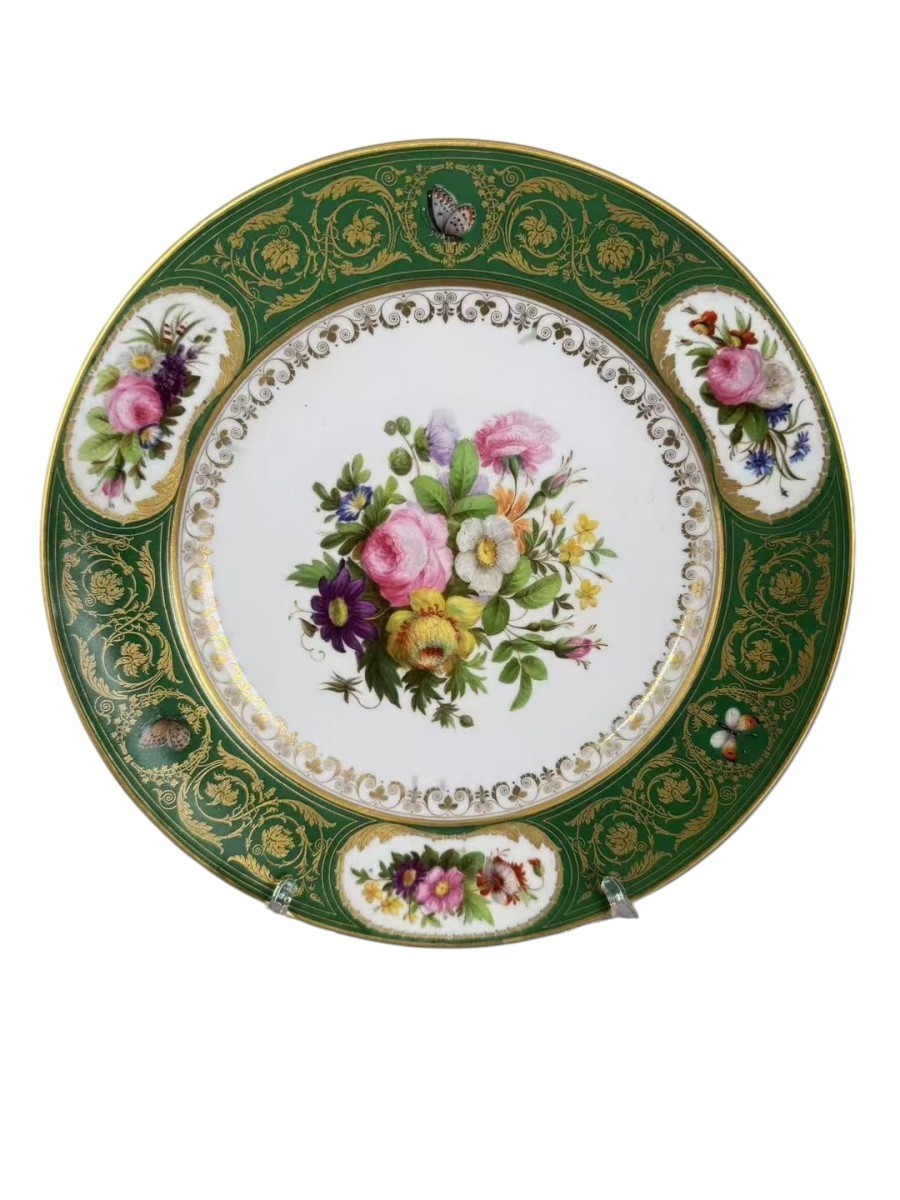 Assiette en porcelaine de Sèvres à fond vert et décor floral aux papillons