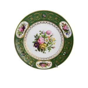 Assiette en porcelaine de Sèvres à fond vert et décor floral aux papillons