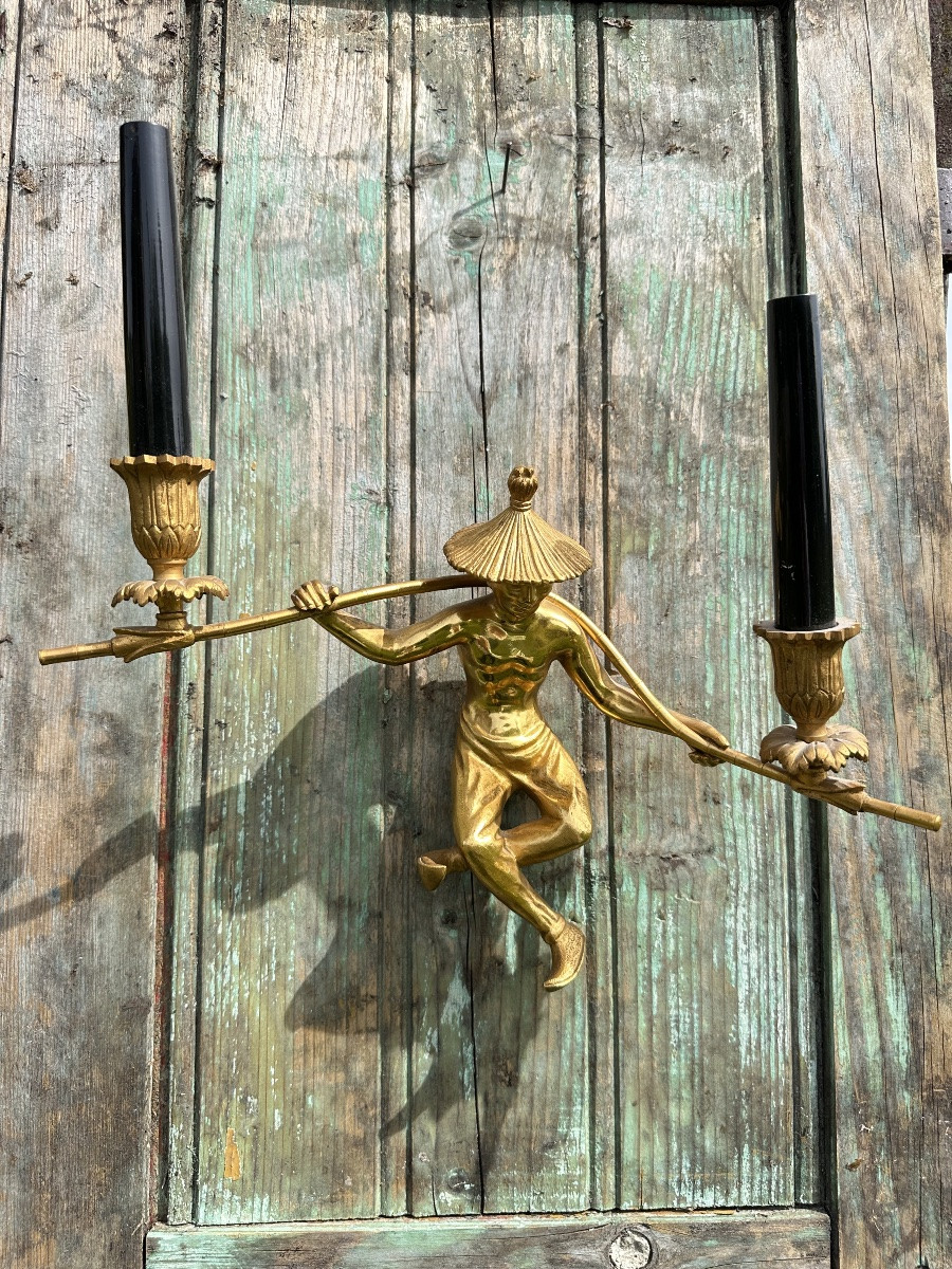 Paire d’Appliques en Métal Doré – Décor au Chinois – Maison Ramsay, Paris-photo-2