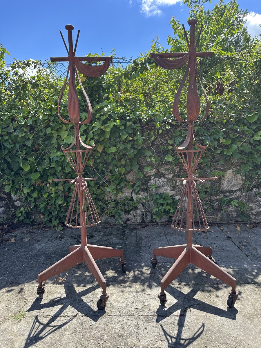 Grande Paire de Porte-Fleurs en Fer Forgé Rouge Sang-de-Bœuf – Début du XXe Siècle