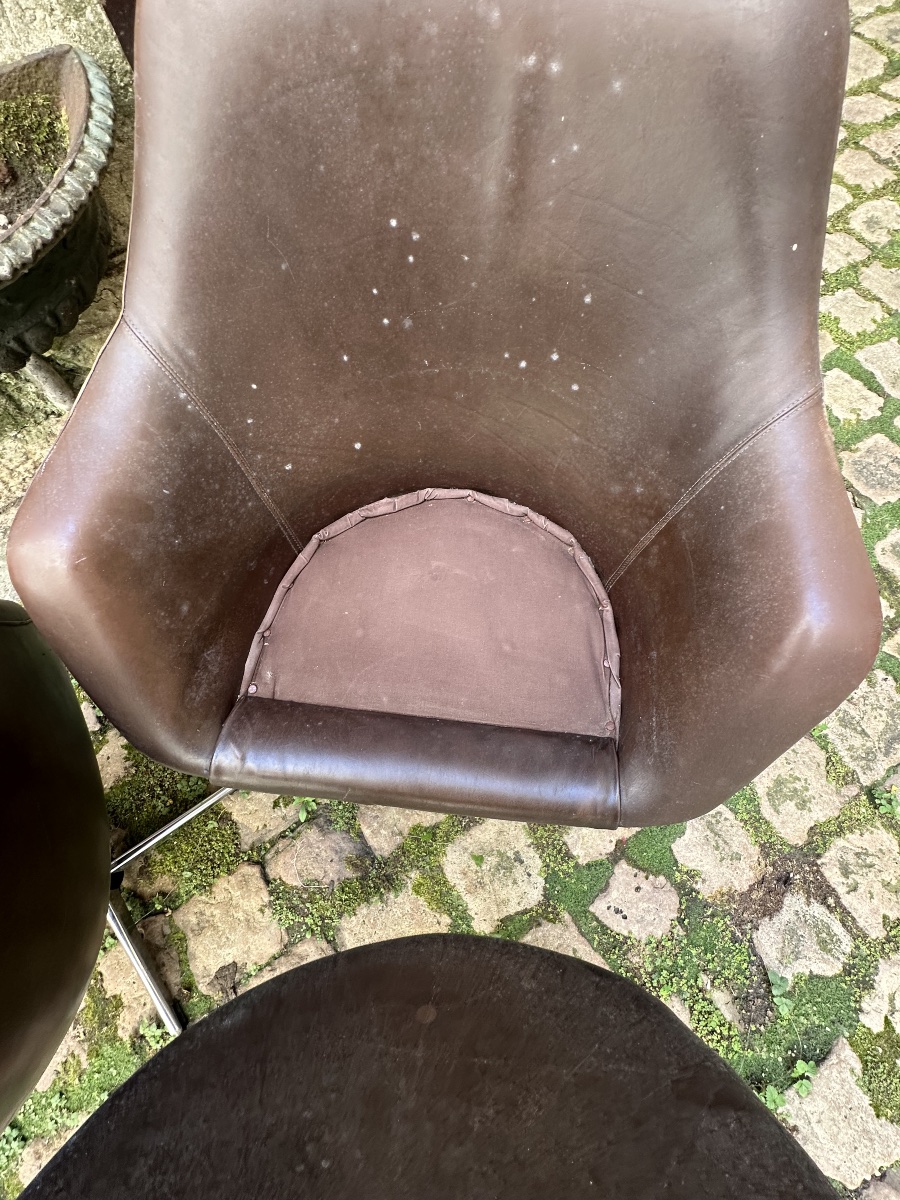 PAIRE DE FAUTEUILS PIVOTANTS DESIGN SCANDINAVE EN CUIR -photo-2