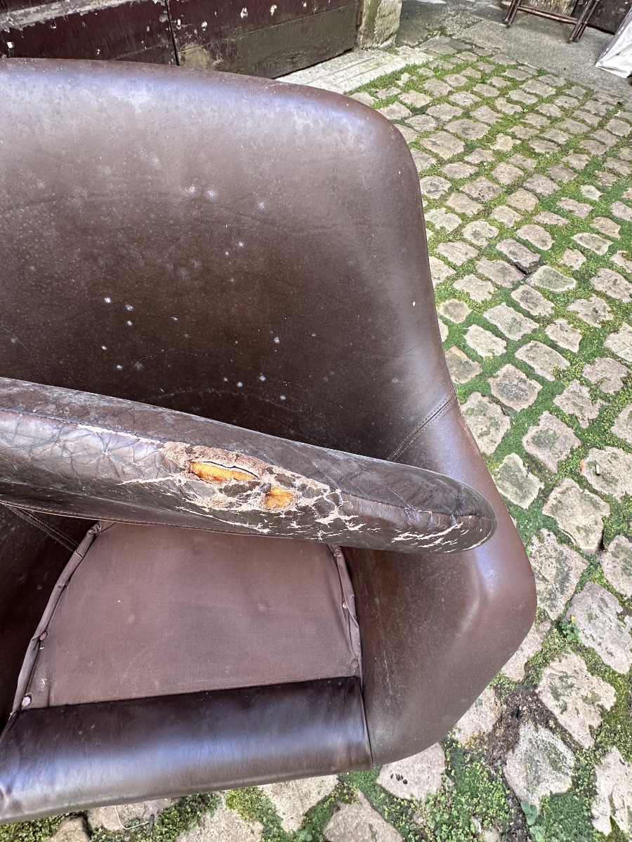 PAIRE DE FAUTEUILS PIVOTANTS DESIGN SCANDINAVE EN CUIR -photo-1