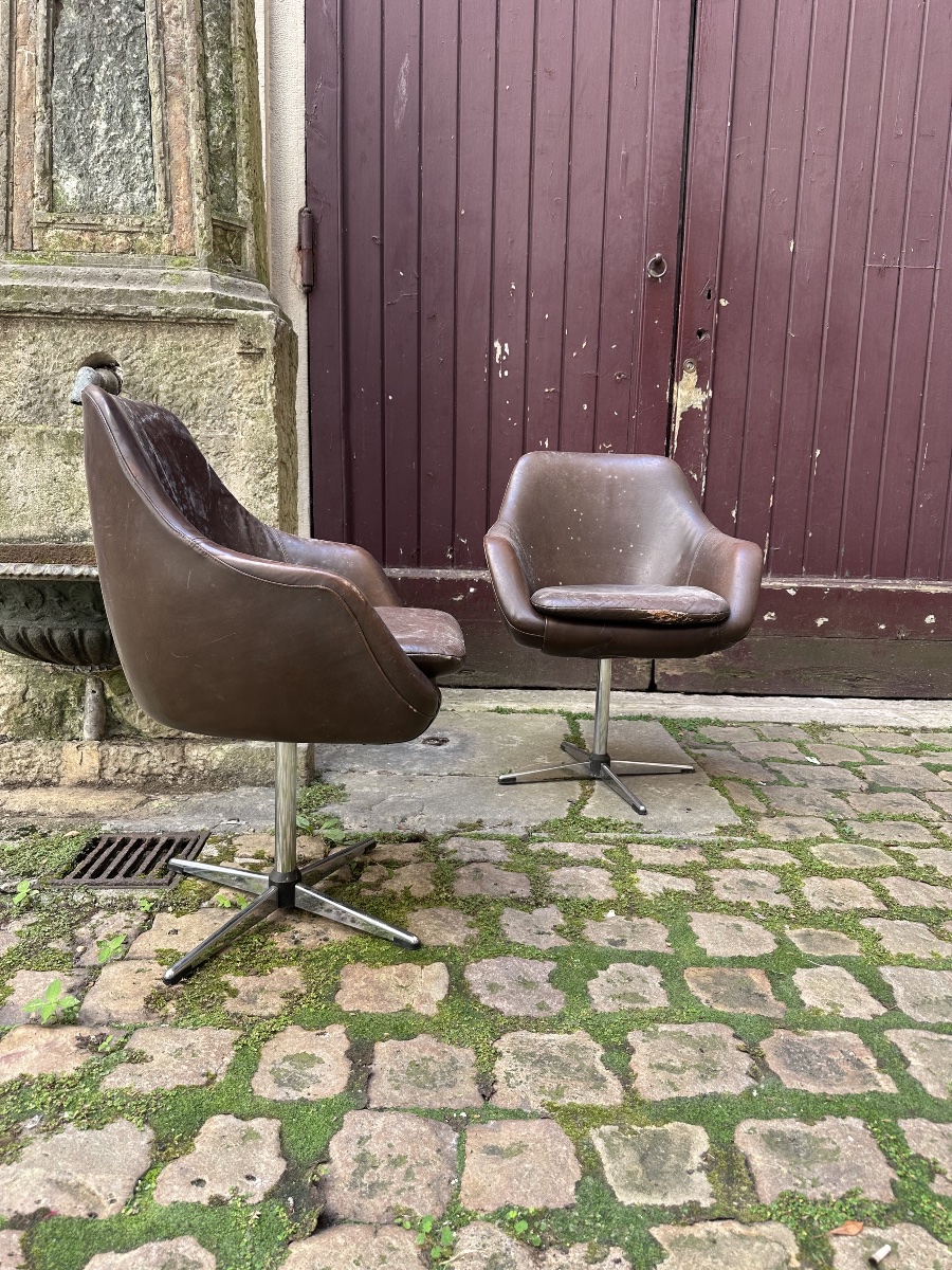 PAIRE DE FAUTEUILS PIVOTANTS DESIGN SCANDINAVE EN CUIR -photo-3