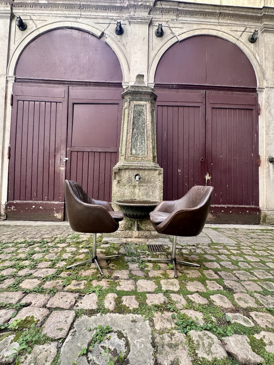 PAIRE DE FAUTEUILS PIVOTANTS DESIGN SCANDINAVE EN CUIR 