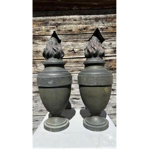 Paire de grands vases couverts en bronze massif à décor de flammes – Fin du XIXe siècle, style