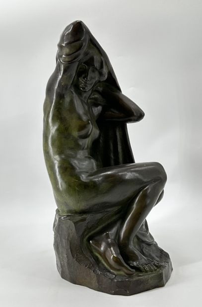 Etienne Nangels (1895-1960), nu féminin drapé, bronze, signée, patine verte nuancée, H. 58 cm