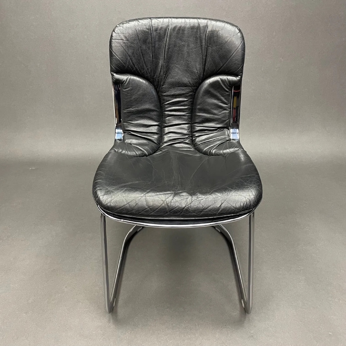 Willy Rizzo, (1928-2013), suite de 6 chaises métal chromé et cuir, édition Cidue Italy, ca 1975-photo-4