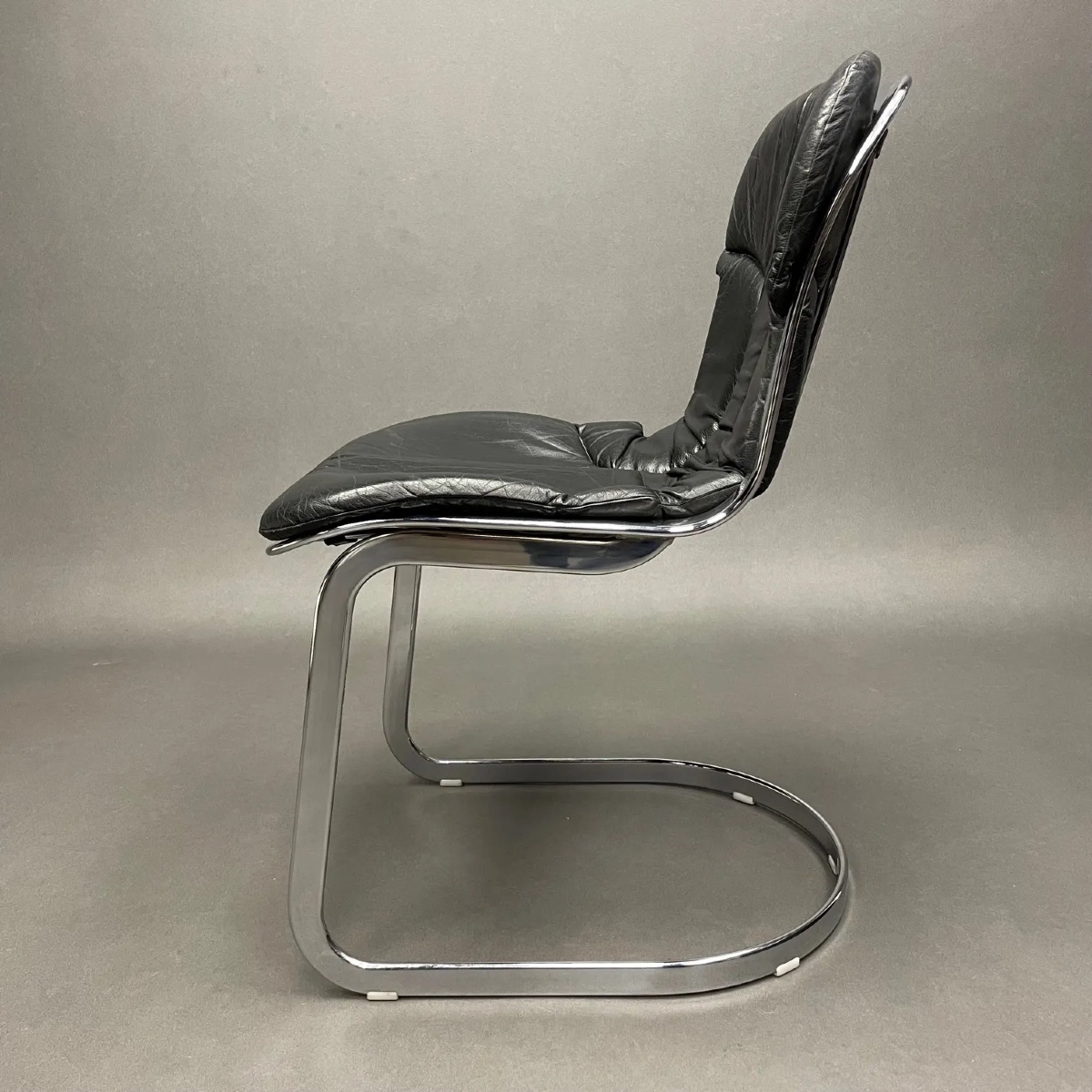 Willy Rizzo, (1928-2013), suite de 6 chaises métal chromé et cuir, édition Cidue Italy, ca 1975-photo-1