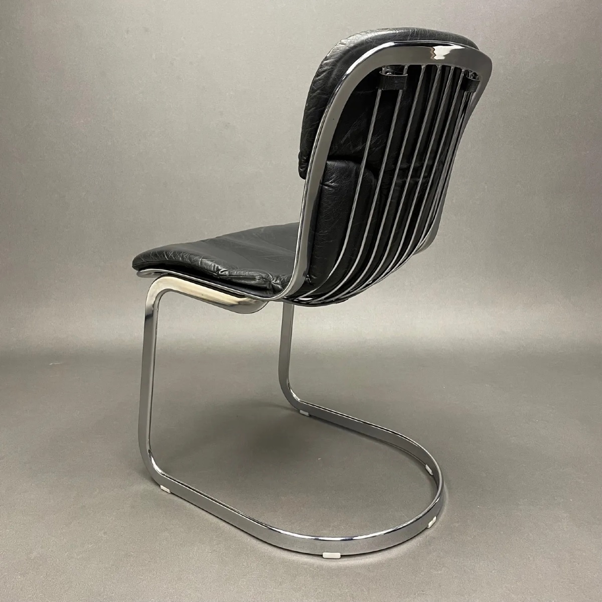 Willy Rizzo, (1928-2013), suite de 6 chaises métal chromé et cuir, édition Cidue Italy, ca 1975-photo-2