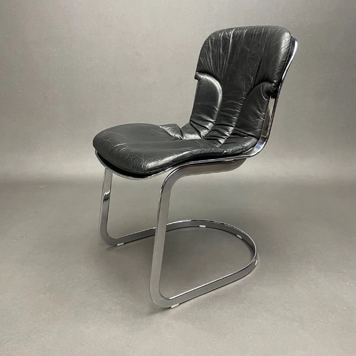 Willy Rizzo, (1928-2013), suite de 6 chaises métal chromé et cuir, édition Cidue Italy, ca 1975-photo-4