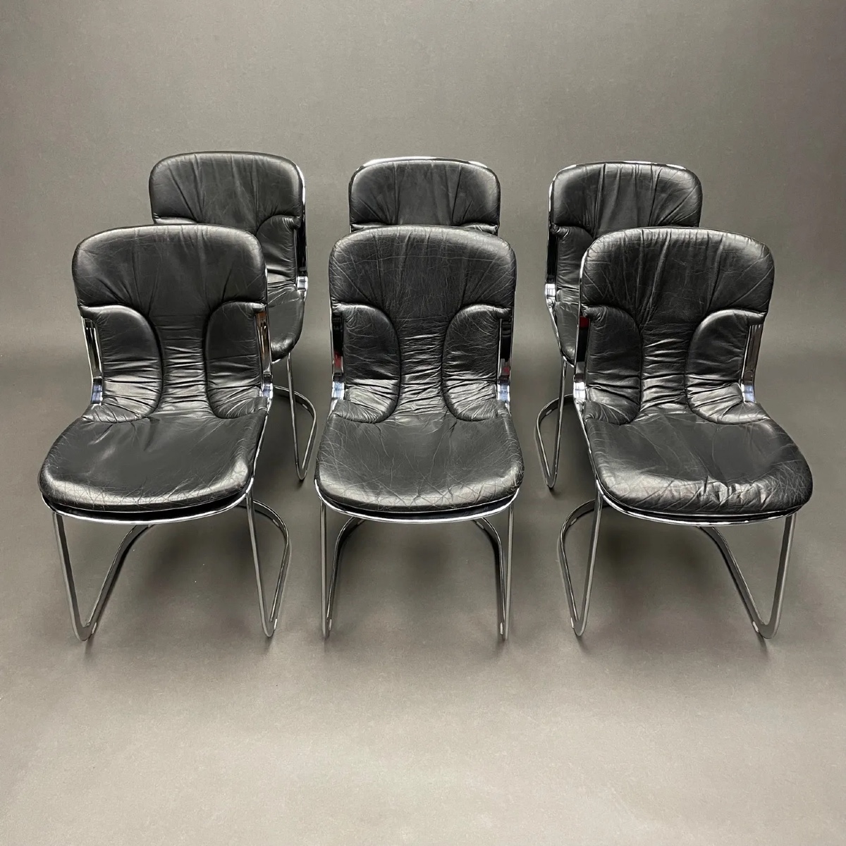 Willy Rizzo, (1928-2013), suite de 6 chaises métal chromé et cuir, édition Cidue Italy, ca 1975
