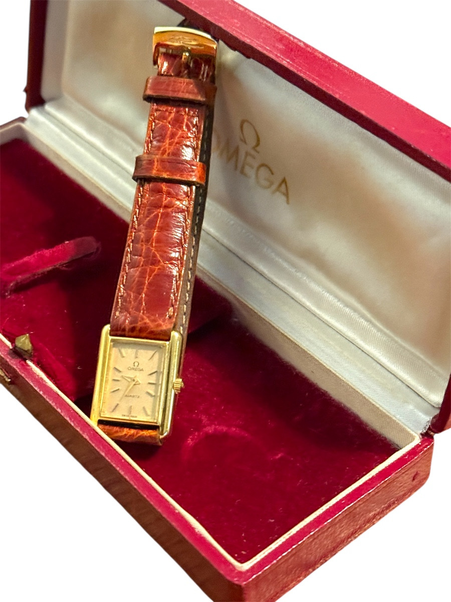 Montre femme tank omega en or 18 carats et bracelet cuir