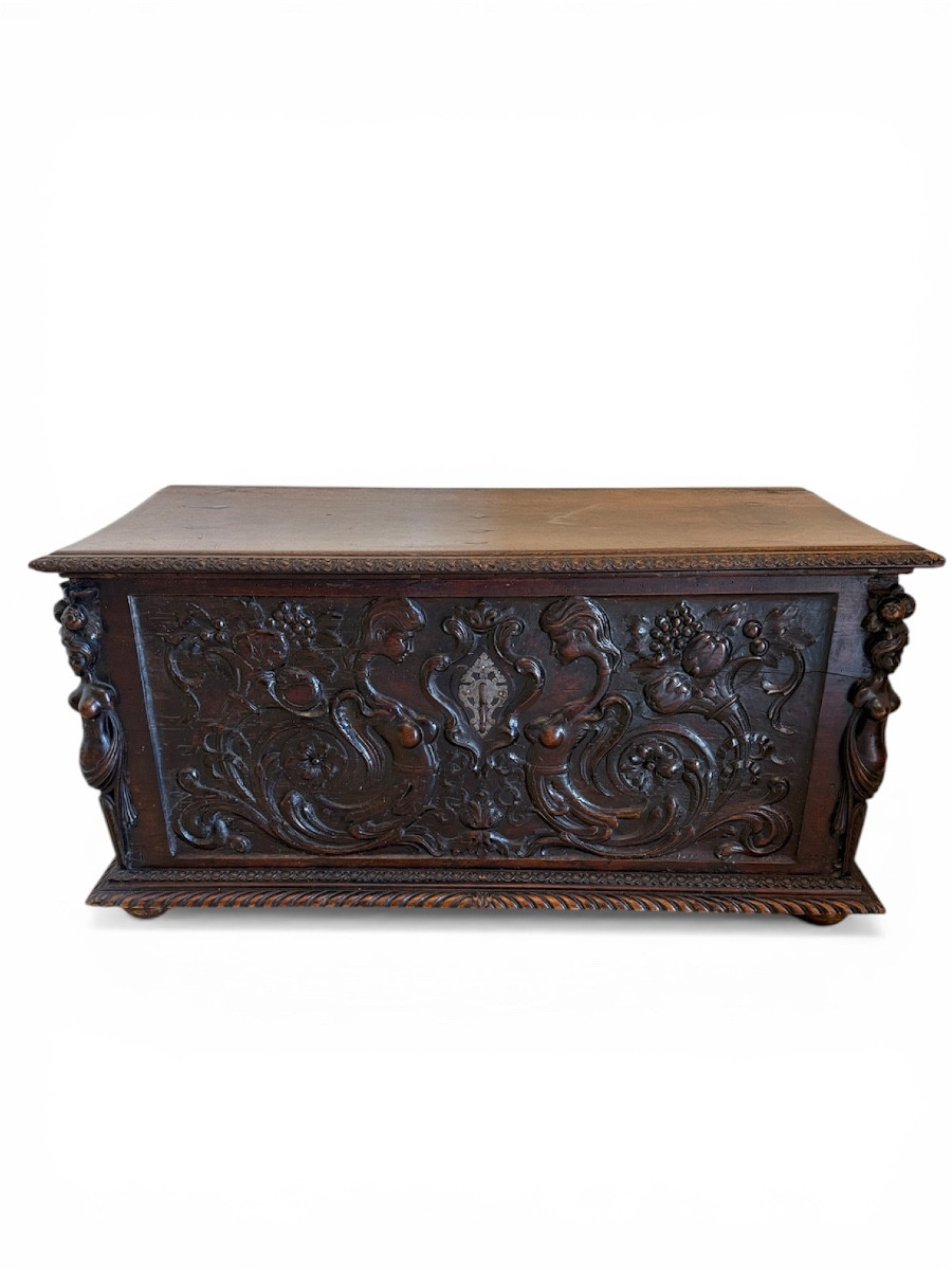 Carved Wood Renaissance Chest With Mythological Decor And Foliage - 17th Century / Renai Style