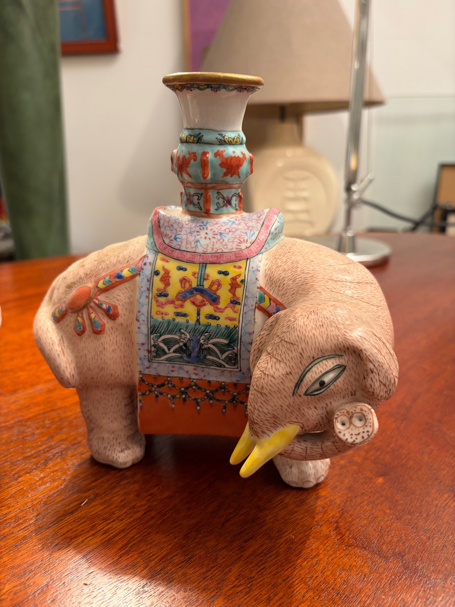 Paire de bougeoirs éléphants en porcelaine de Chine Famille Rose – XIXe/XXe siècle-photo-1