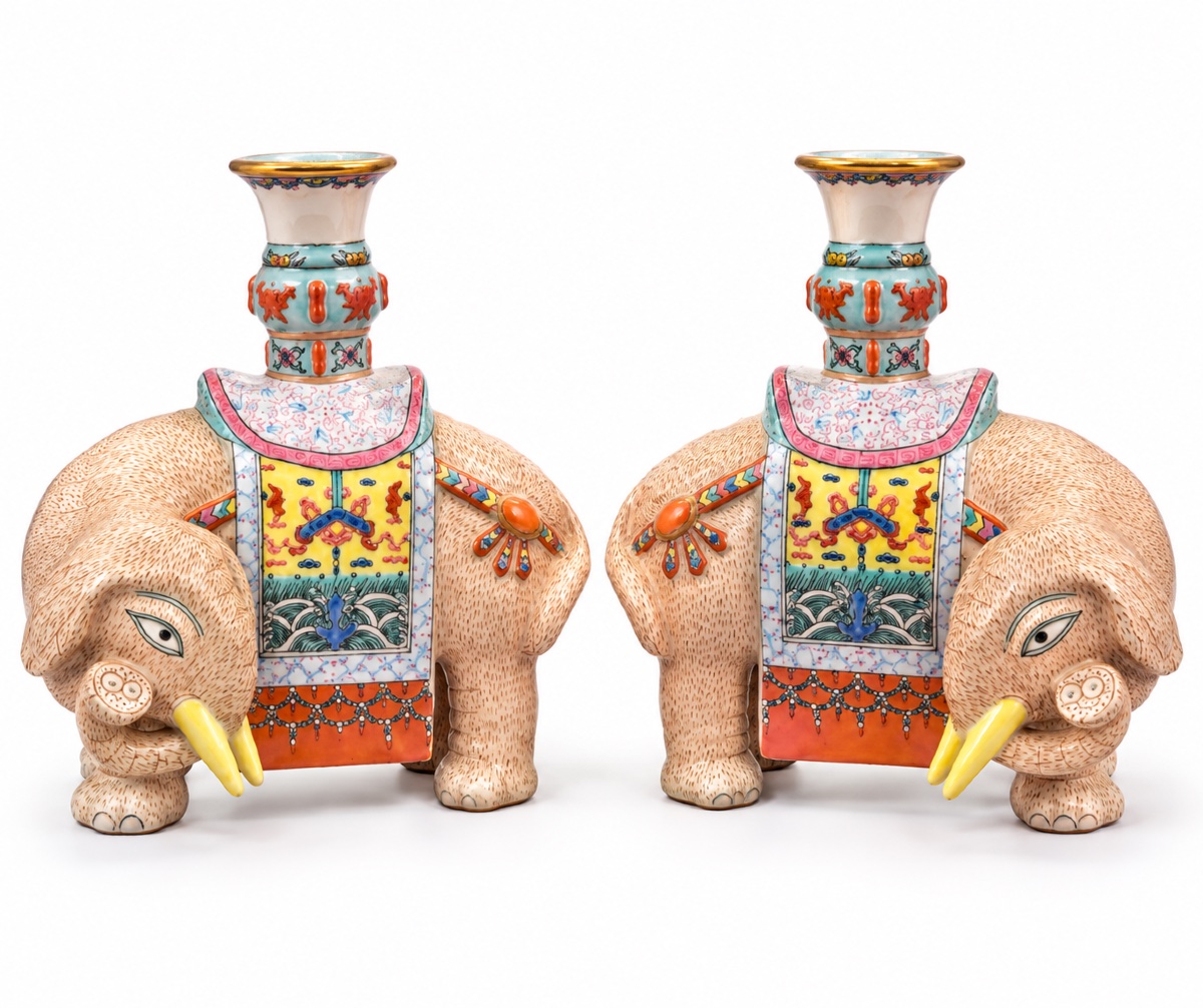 Paire de bougeoirs éléphants en porcelaine de Chine Famille Rose – XIXe/XXe siècle