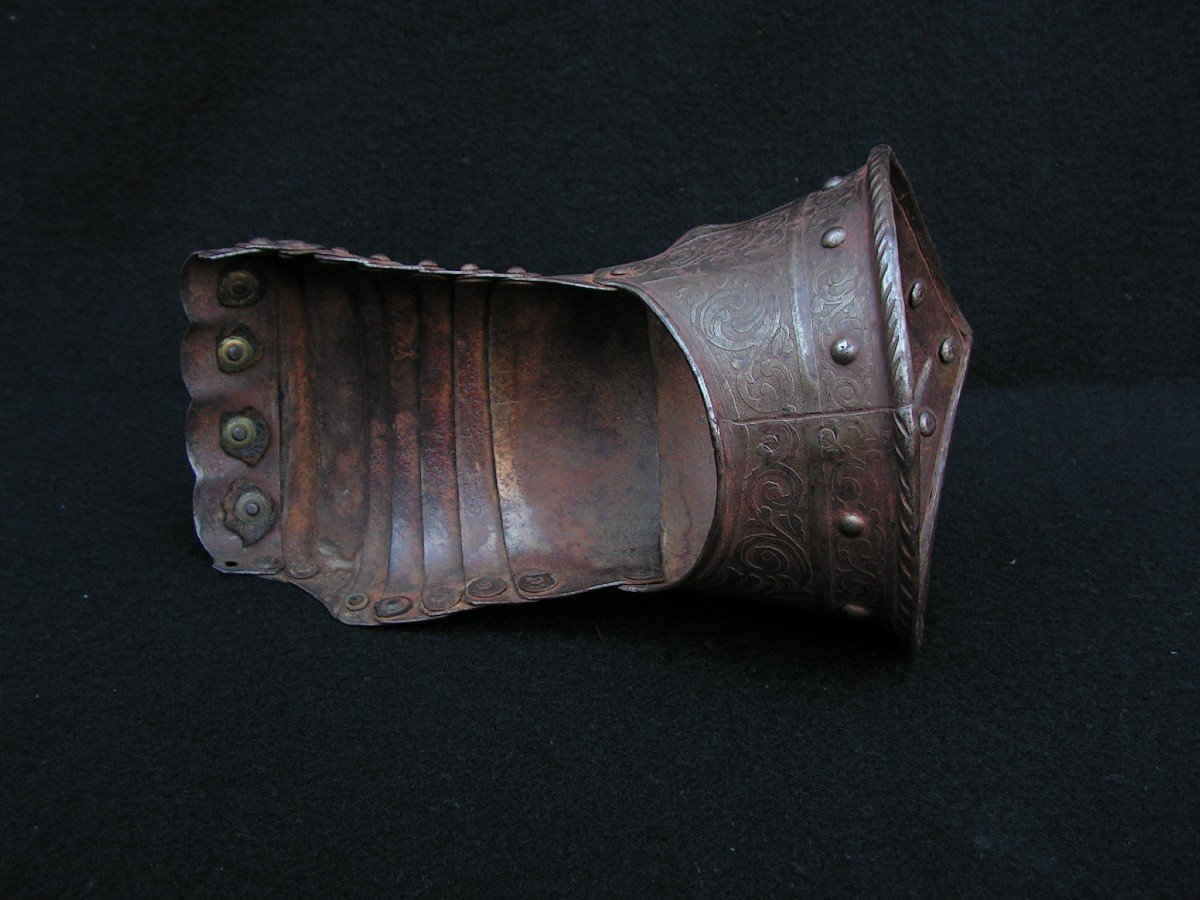 Antique Armor Gauntlet In Richly Decorated Metal Viollet Le Duc-photo-1