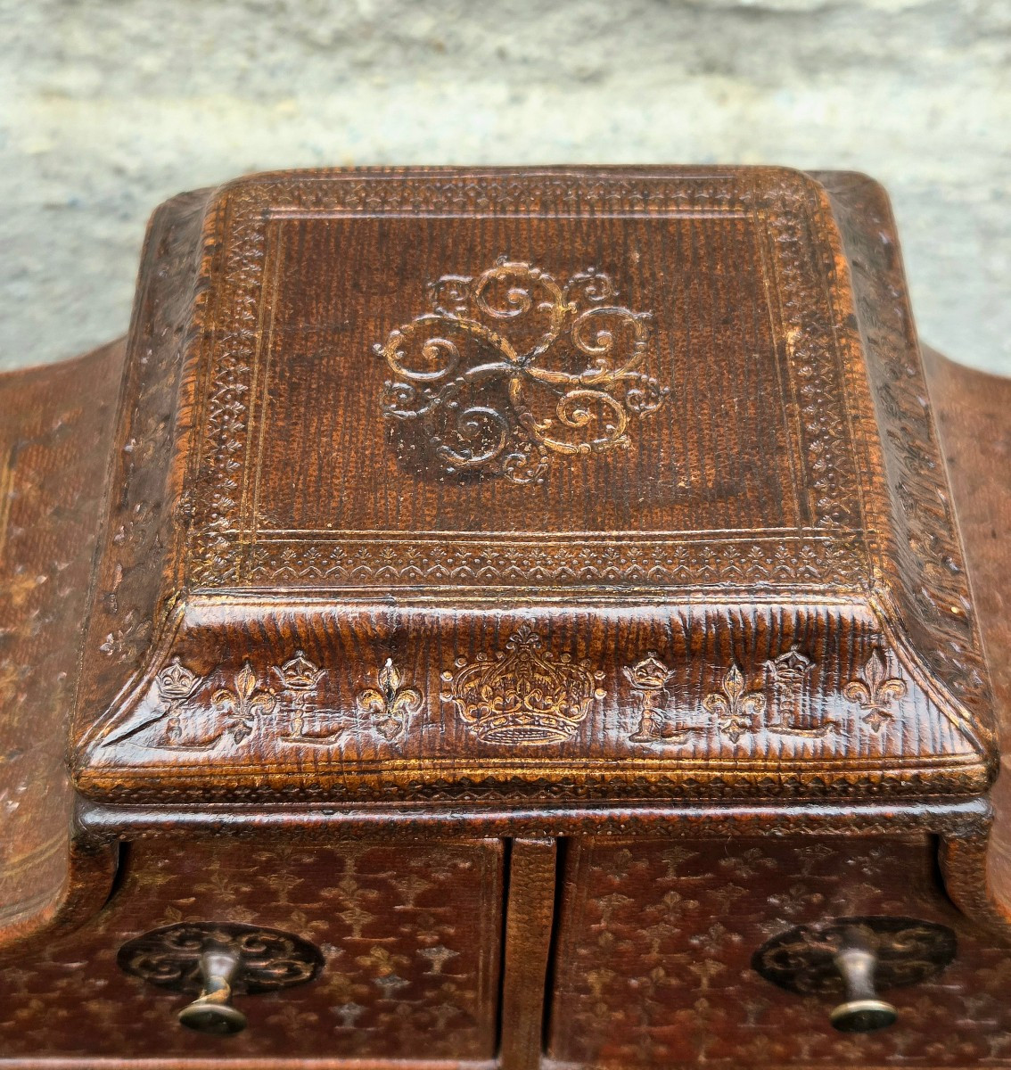 Cabinet De Table En Cuir Au Petit Fer Au L Couronné Et Couronne Royale Travail De Maîtrise XIXe-photo-2