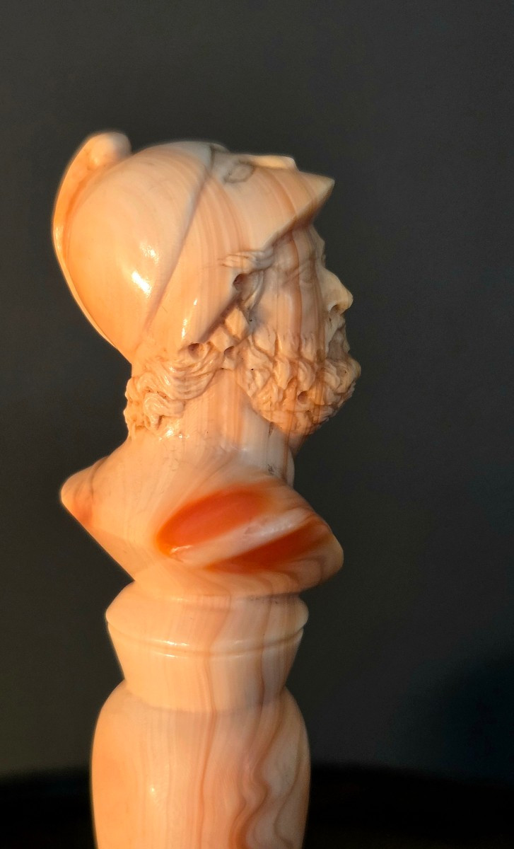 Cachet figurant Ath&eacute;na corail peau d&rsquo;ange ou coquillage et argent. Sceau,  mythologie 