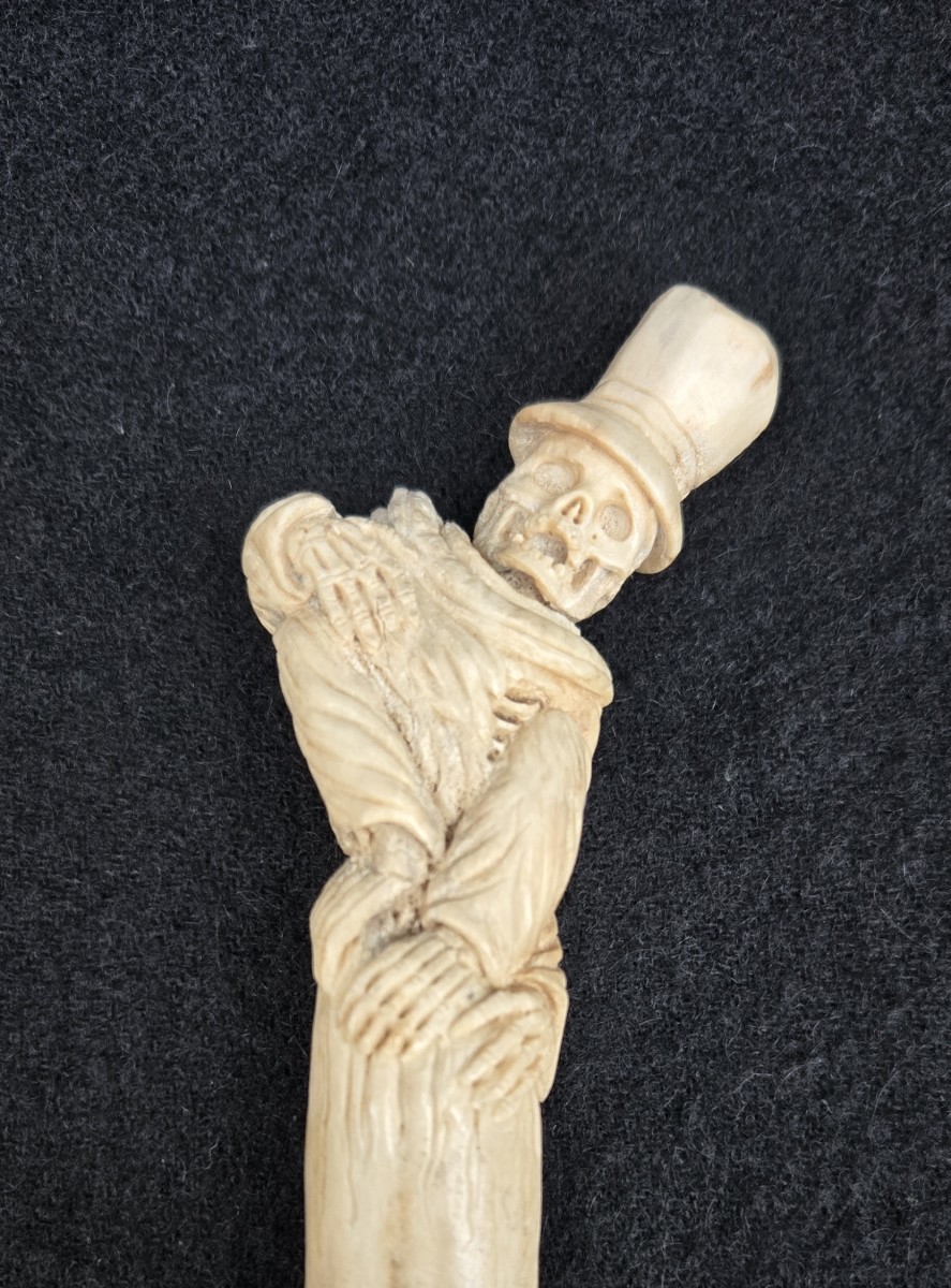 M&eacute;mento mori, squelette au haut de forme en andouiller sculpt&eacute;. -photo-2