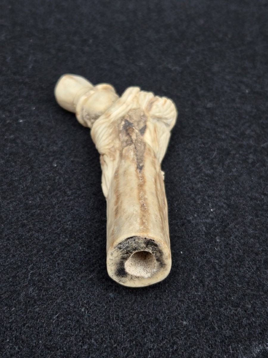 M&eacute;mento mori, squelette au haut de forme en andouiller sculpt&eacute;. -photo-3