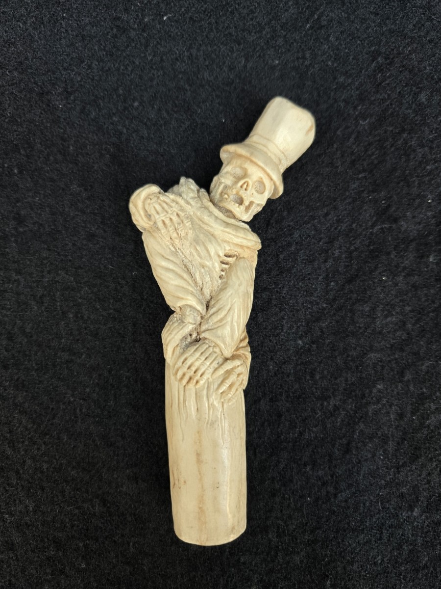 M&eacute;mento mori, squelette au haut de forme en andouiller sculpt&eacute;. 