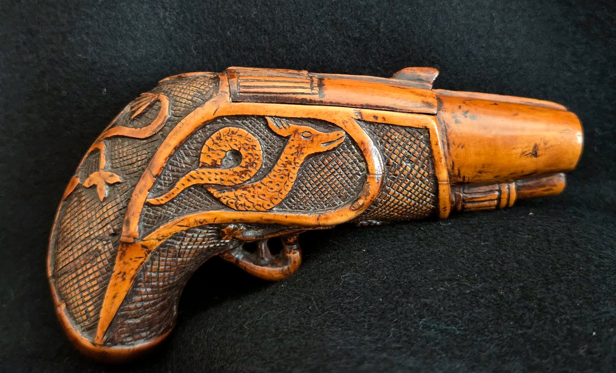 Boxwood Snuffbox Depicting A Pistol, First Empire Period, Folk Art.