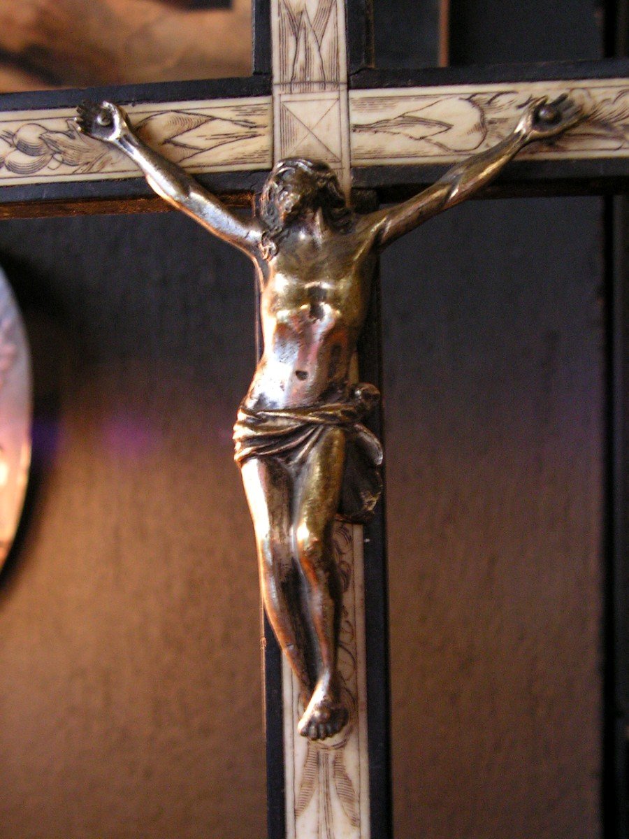 Croix d'Autel En plaquettes  d'Ivoire Gravées Et Bois Noirci XVIe - XVIIe Crucifix Christ-photo-2
