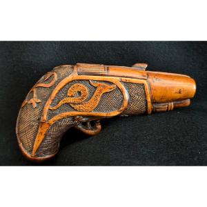 Tabatière en buis figurant un pistolet, époque 1er Empire, travail d'art populaire.