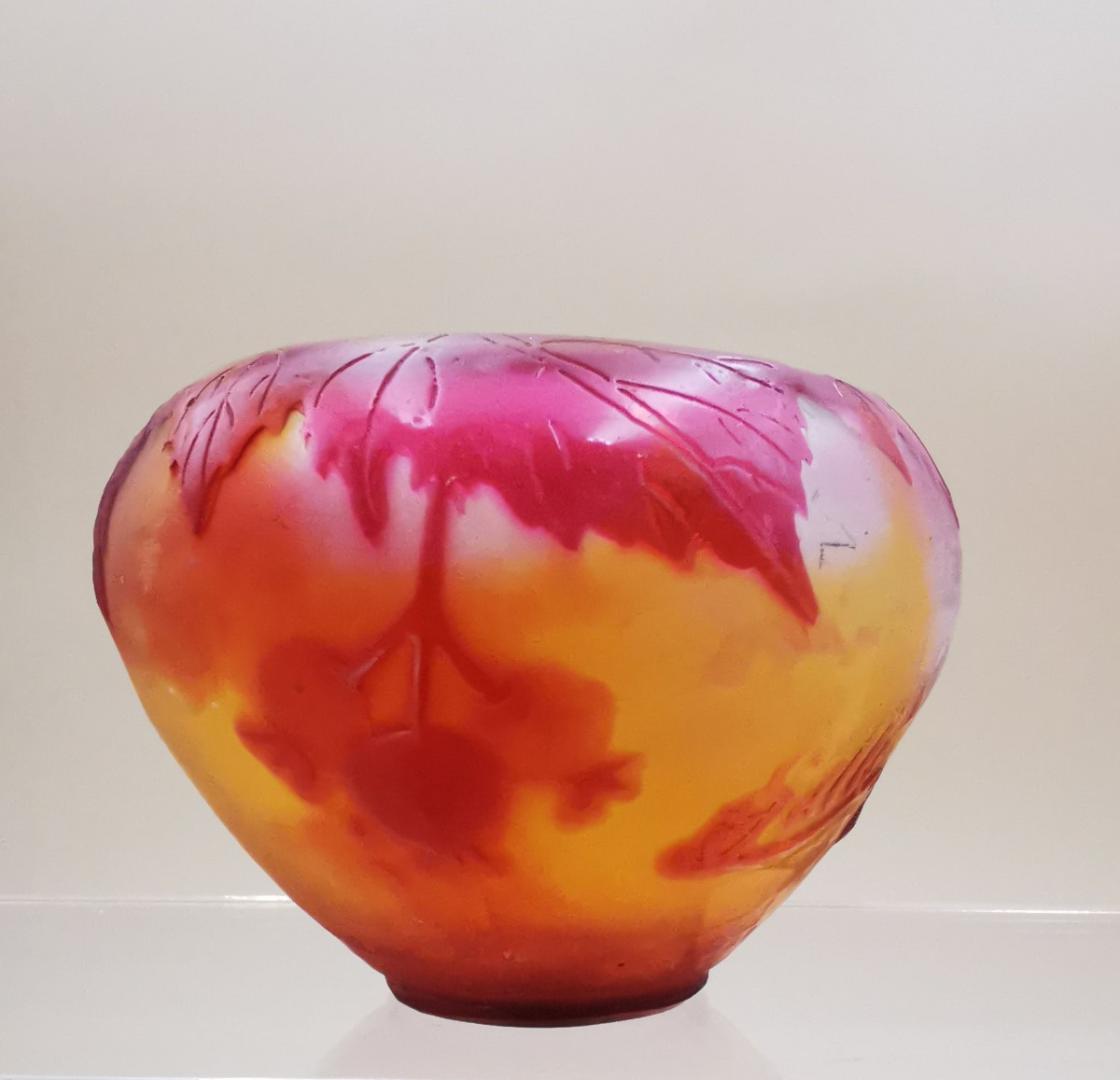 GALLE Vase boule aubépine - verre multicouche dégagé à l'acide - Art nouveau