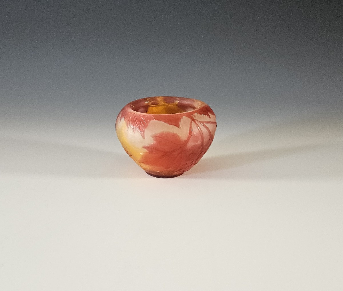 GALLE Vase boule aubépine dégagé à l'acide - Art nouveau