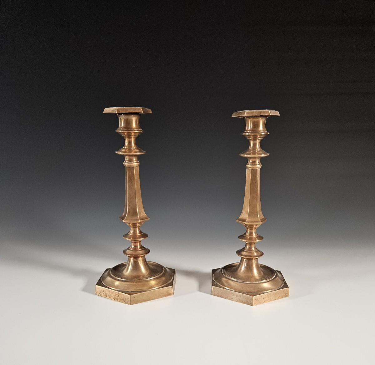 Paire de chandeliers / flambeaux en bronze – XIXᵉ